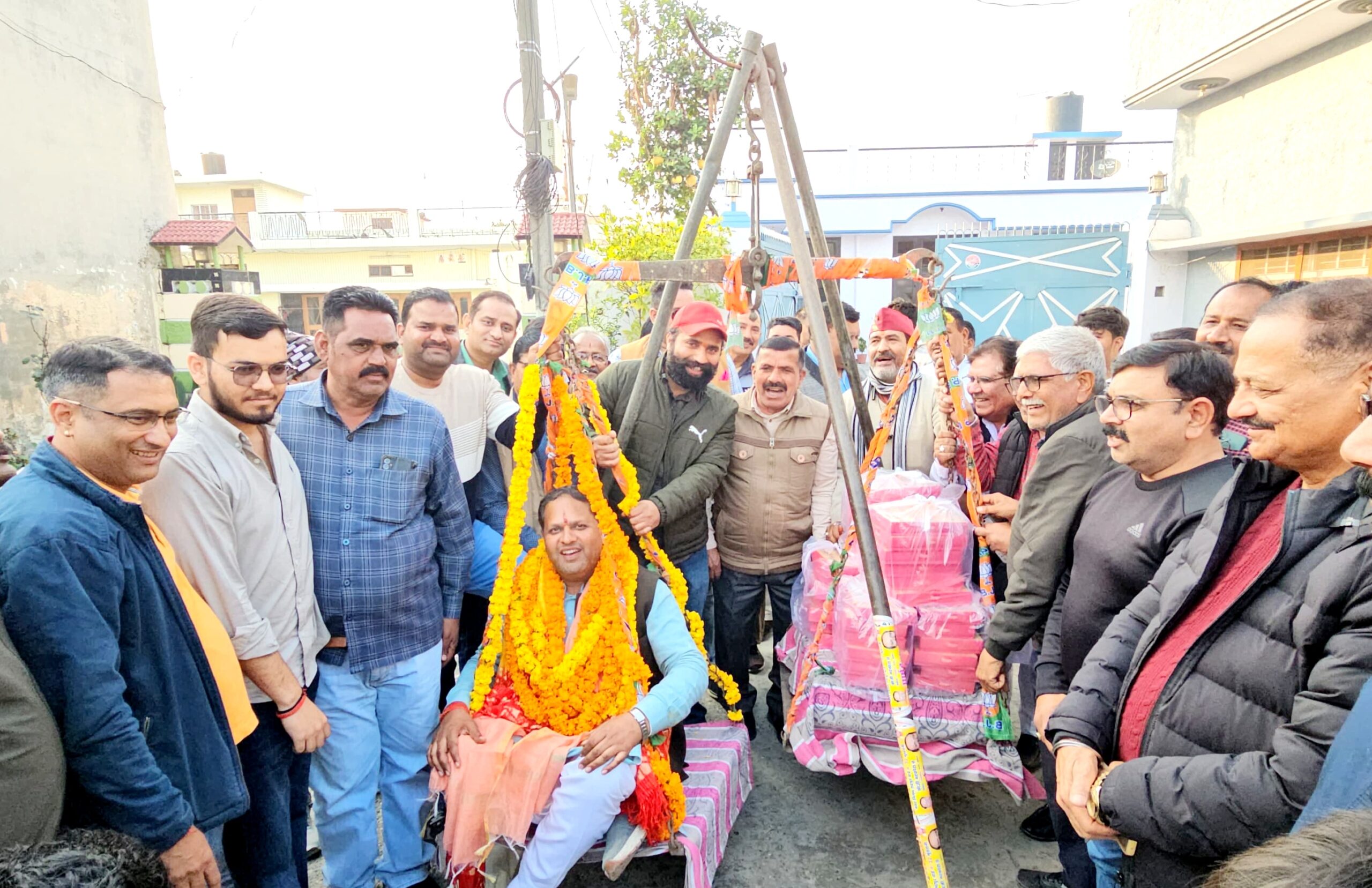 फौजी मटकोटा में नगर निगम के महापौर विकास शर्मा का लड्डुओं से तौल कर हुआ भव्य स्वागत 