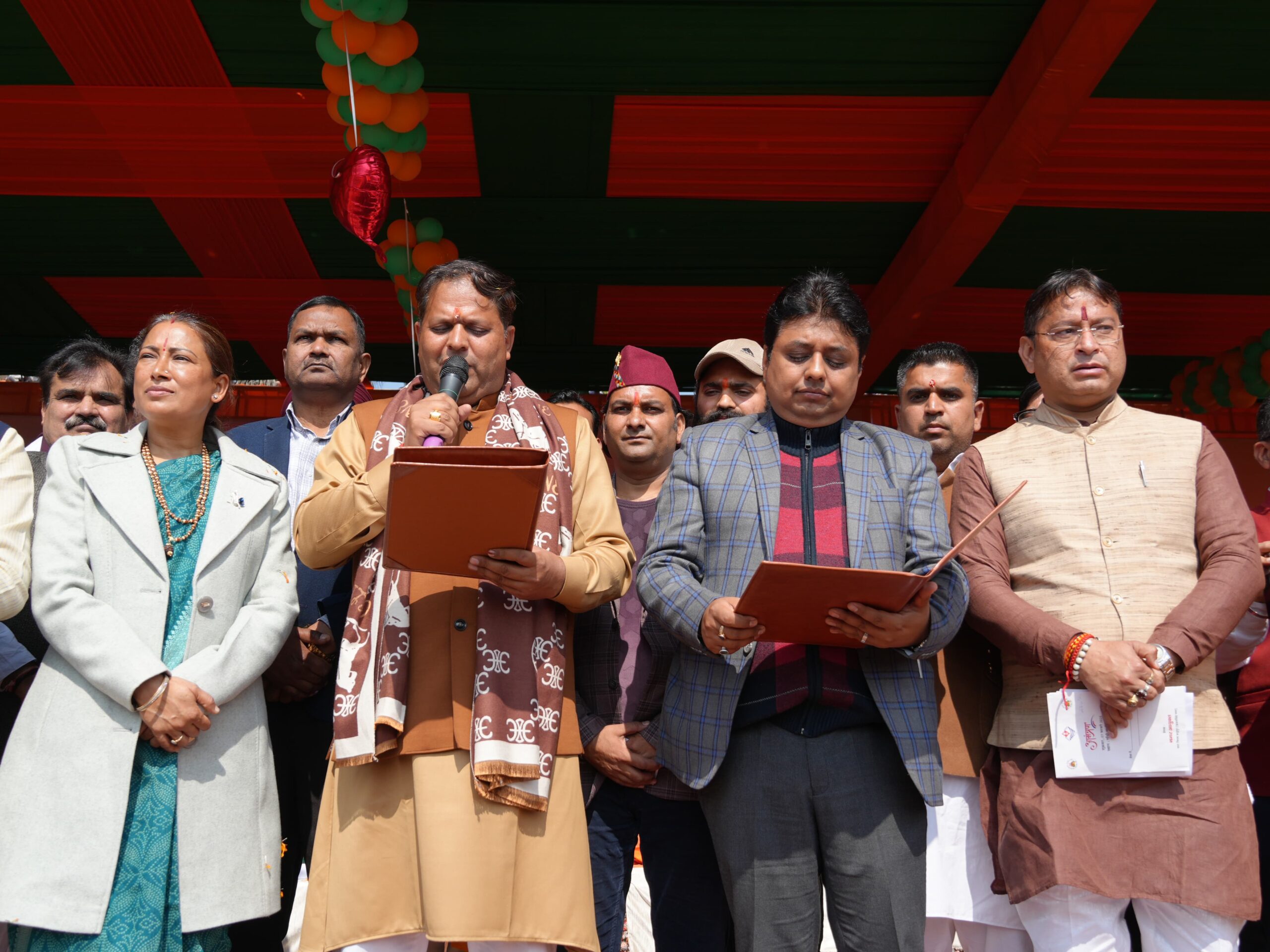 नवनिर्वाचित महापौर विकास शर्मा को जिलाधिकारी नितिन सिंह भदौरिया ने पद एवं गोपनीयता की शपथ दिलाई