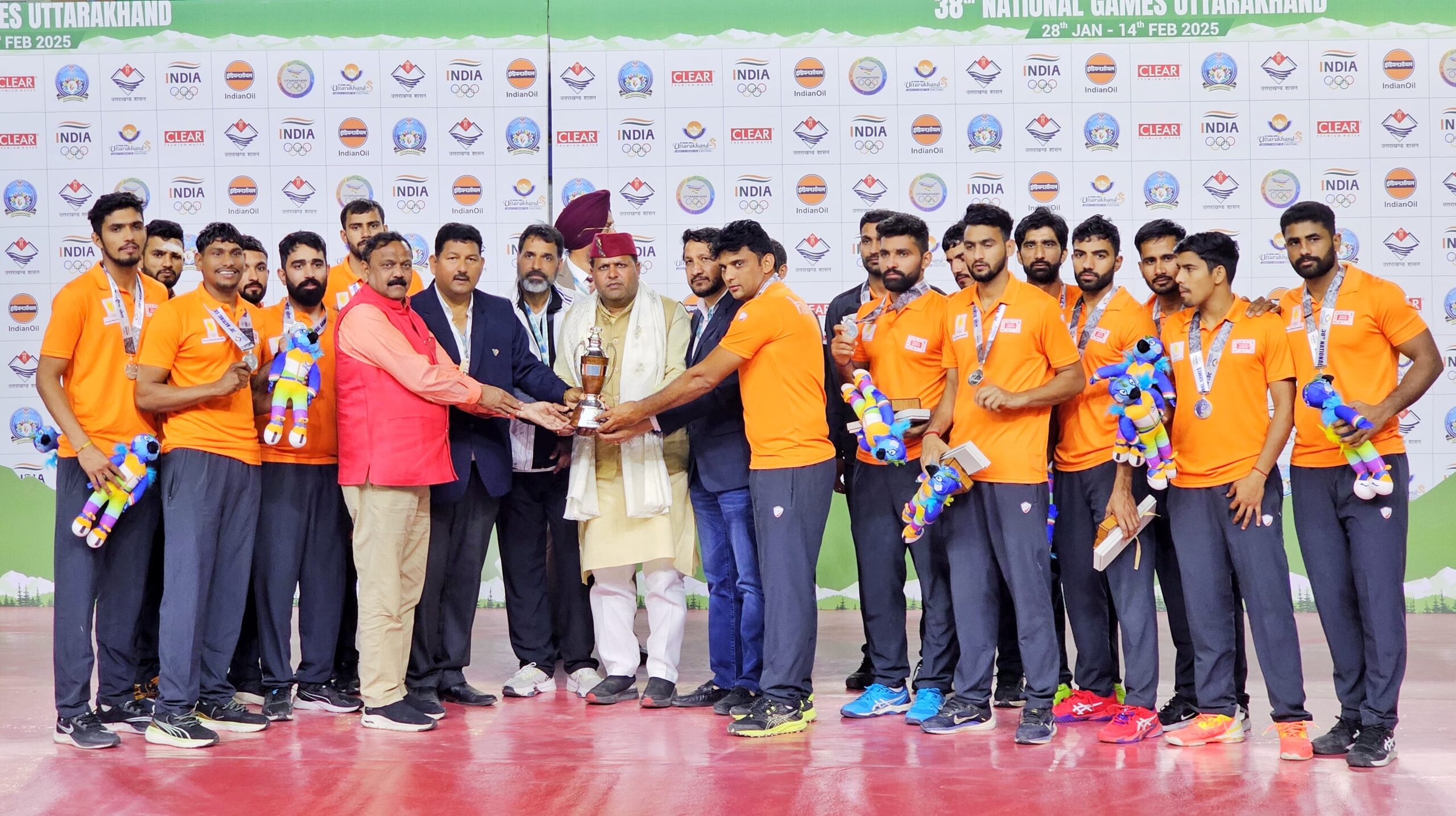 सांसद अजय भट्ट एवं महापौर विकास शर्मा ने हैंडबॉल प्रतियोगिता की पदक विजेता टीमों को सम्मानित किया।