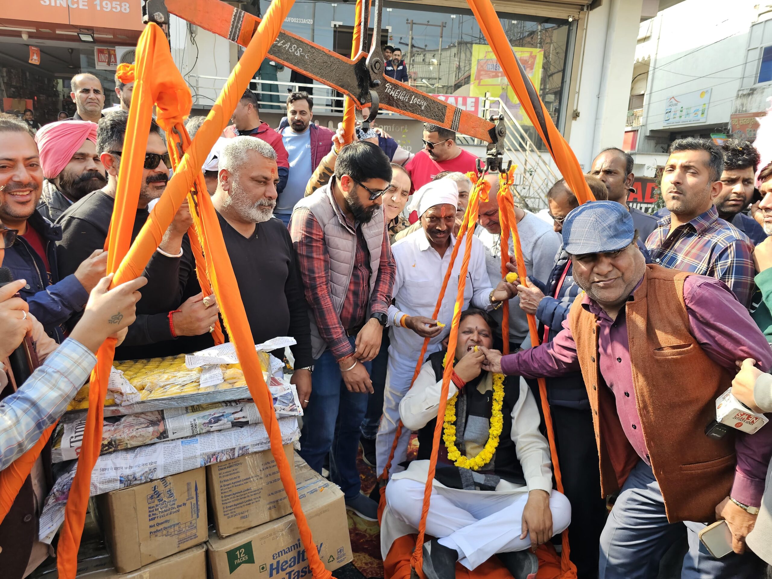 रुद्रपुर के नवनिर्वाचित मेयर विकास शर्मा का  बद्री विशाल समिति ने लड्डुओं से तोलकर किया स्वागत