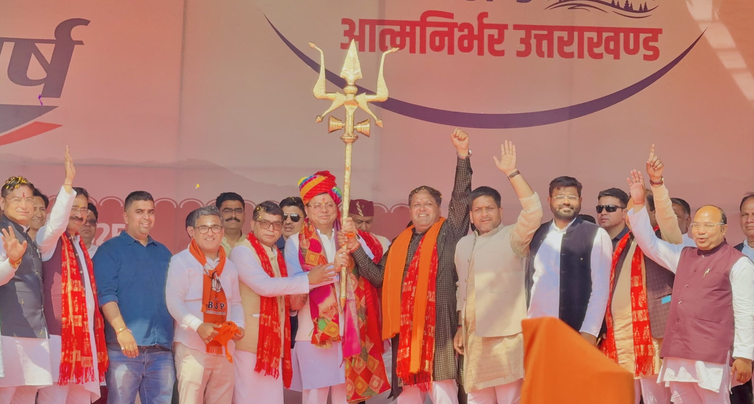 मुख्यमंत्री धामी का हुआ ऐतिहासिक स्वागत, रोड शो के दौरान गाजे बाजे और आतिबाजी के बीच पुष्प वर्षा से उत्सव जैसा बना माहौल