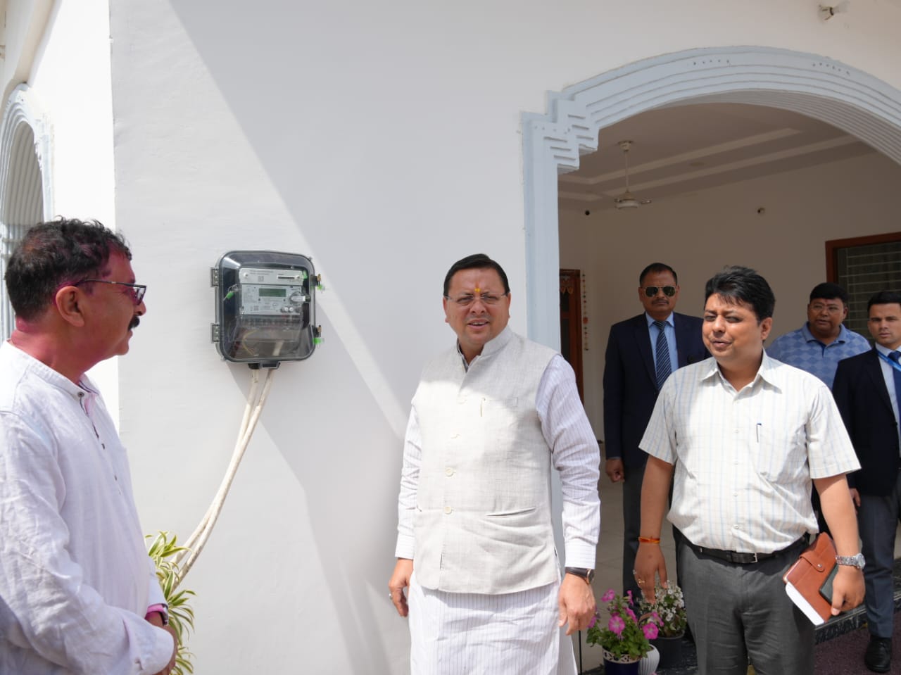उत्तराखंड के मुख्यमंत्री पुष्कर सिंह धामी ने अपने निजी आवास नगला तराई पर लगवाया स्मार्ट मीटर