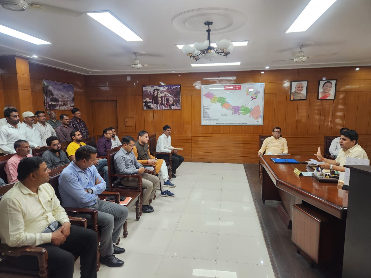 विधायक शिव अरोरा के नेतृत्व मे विश्वकर्मा मार्किट के व्यापारियों ने की जिलाधिकारी से मुलाक़ात
