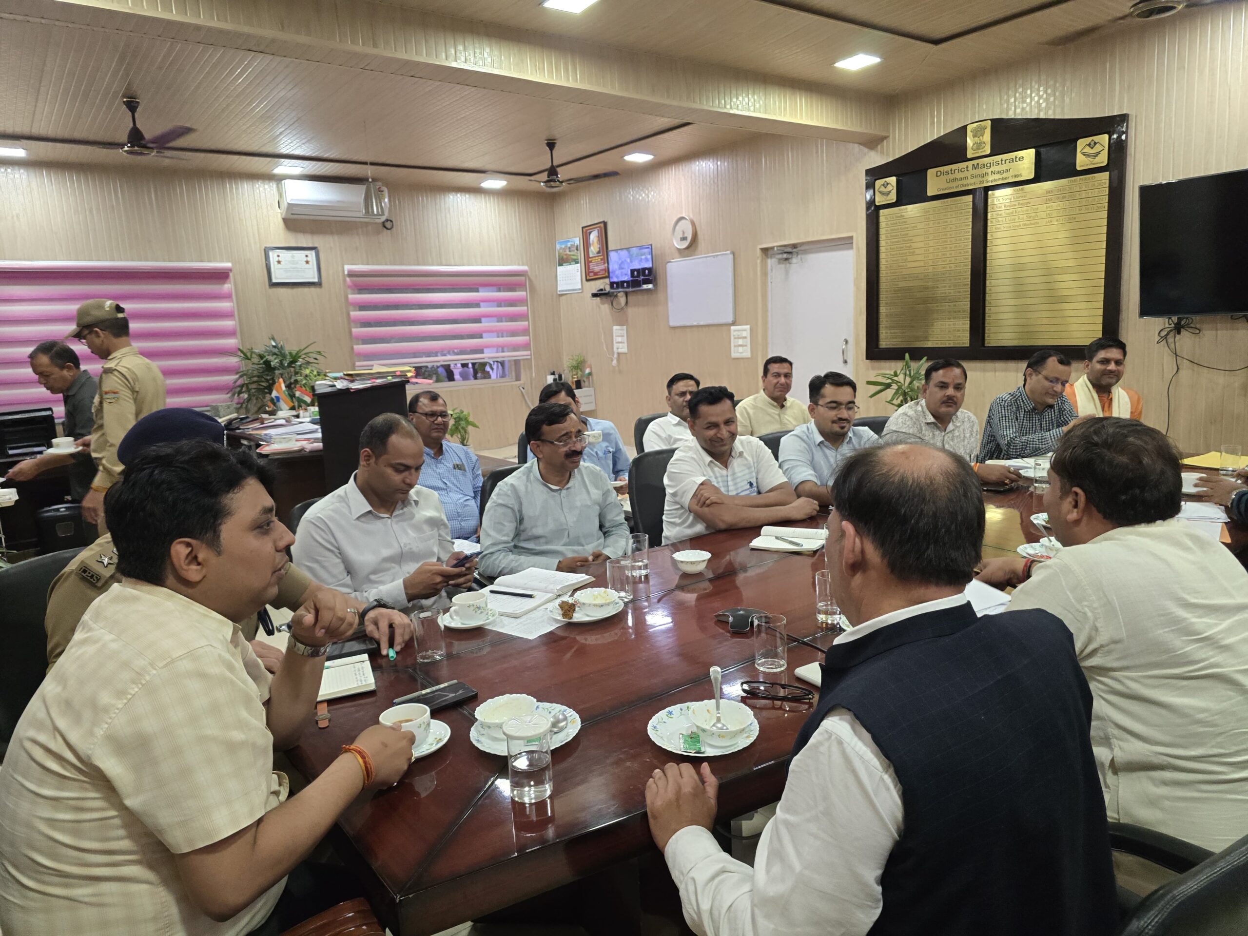 मुख्यमंत्री पुष्कर सिंह धामी के प्रस्तावित अभिनन्दन समारोह कार्यक्रम को लेकर जिलाधिकारी नितिन सिंह भदौरिया ने की बैठक