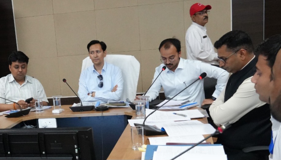 जिला स्तरीय विकास प्राधिकरण की बैठक, मण्डलायुक्त अध्यक्ष जिला विकास प्राधिकरण दीपक रावत की अध्यक्षता में हुई 