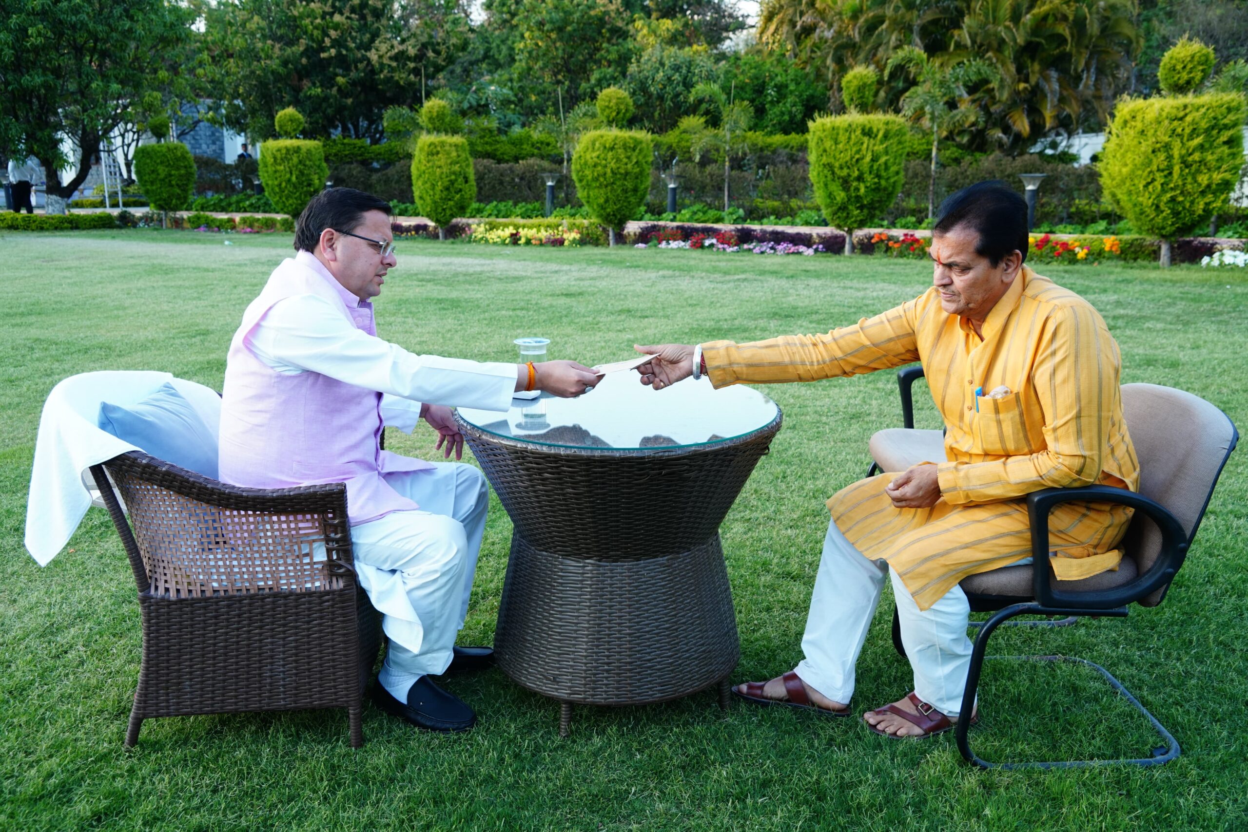 उत्तराखंड के कैबिनेट मंत्री प्रेमचंद अग्रवाल ने मुख्यमंत्री पुष्कर सिंह धामी को अपना त्यागपत्र सौप दिया