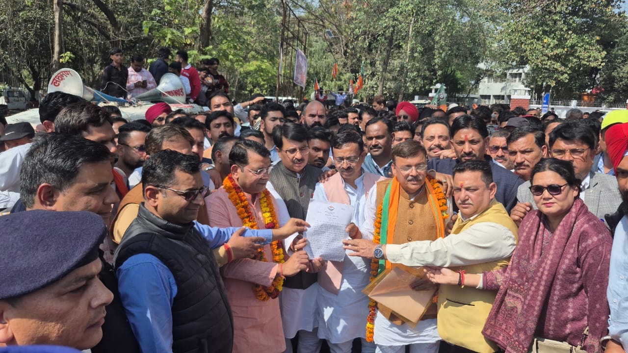 महामहिम राज्यपाल से किच्छा के पूर्व विधायक राजेश शुक्ला ने कांग्रेस के विधायक तिलक राज बेहड़ की सदस्यता रद्द करने की मांग क्यों की ?