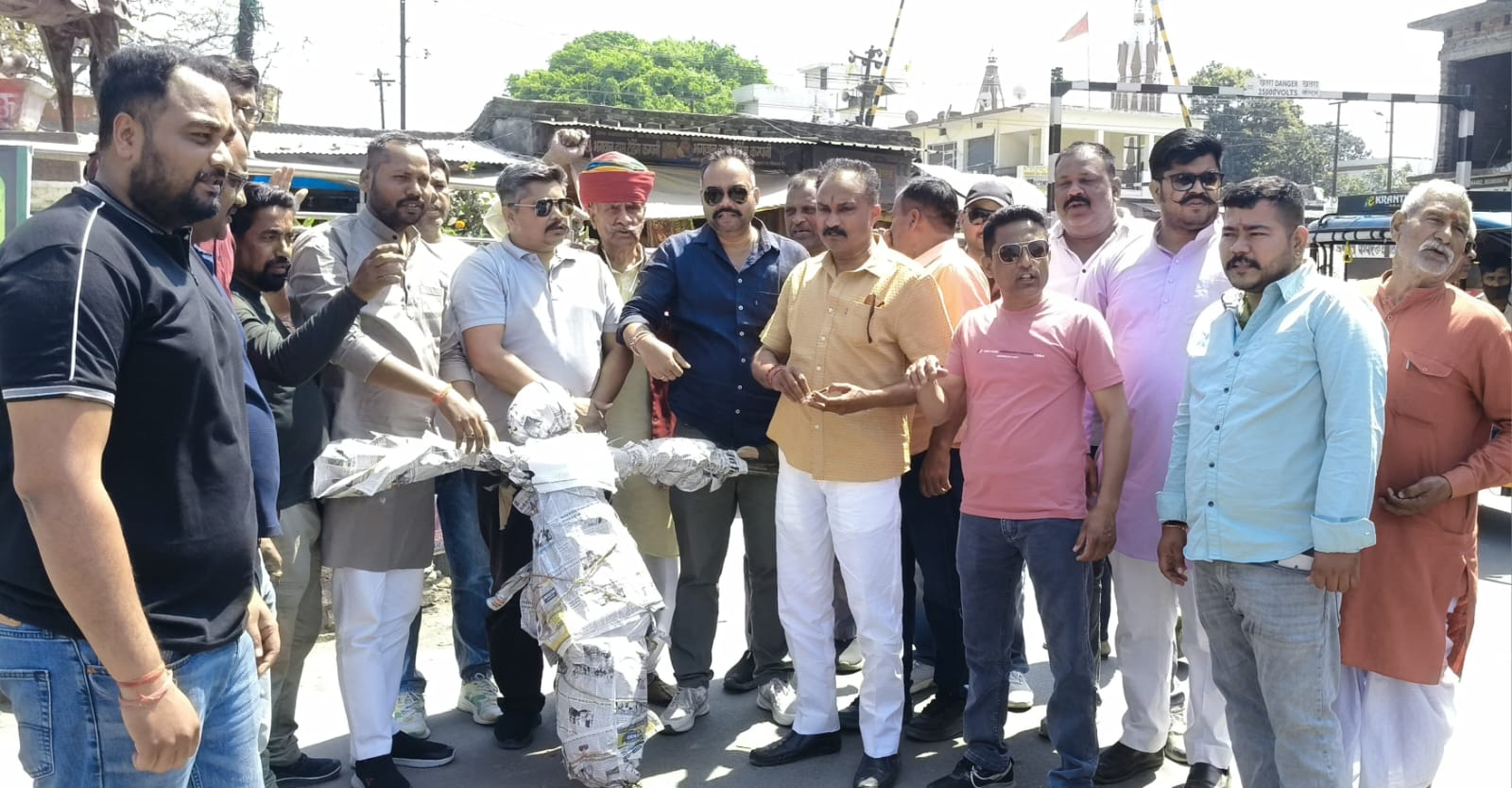 क्षत्रीय सभा के नगर अध्यक्ष धनंजय सिंह एवं भाजपा नेता संजीव कुमार सिंह के नेतृत्व में सपा सांसद का पुतला दहन किया गया 