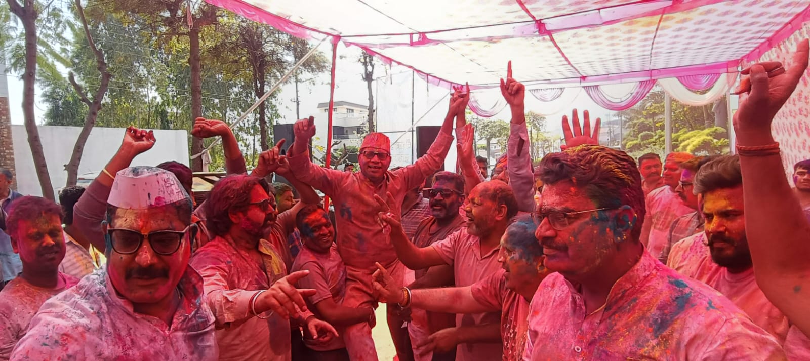 होली पर भगवा रंग मे रंगे नजर आये विधायक शिव अरोरा, होली मिलन कार्यक्रम मे जमकर उड़े रंग ग़ुलाल