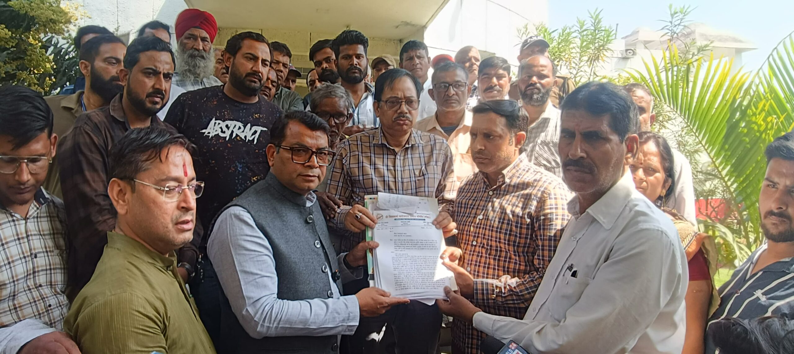 विधायक शिव अरोरा के नेतृत्व मे विश्वकर्मा मार्किट के व्यापारियों ने एडीएम को सौपा ज्ञापन देकर पुनर्वास की मांग की 