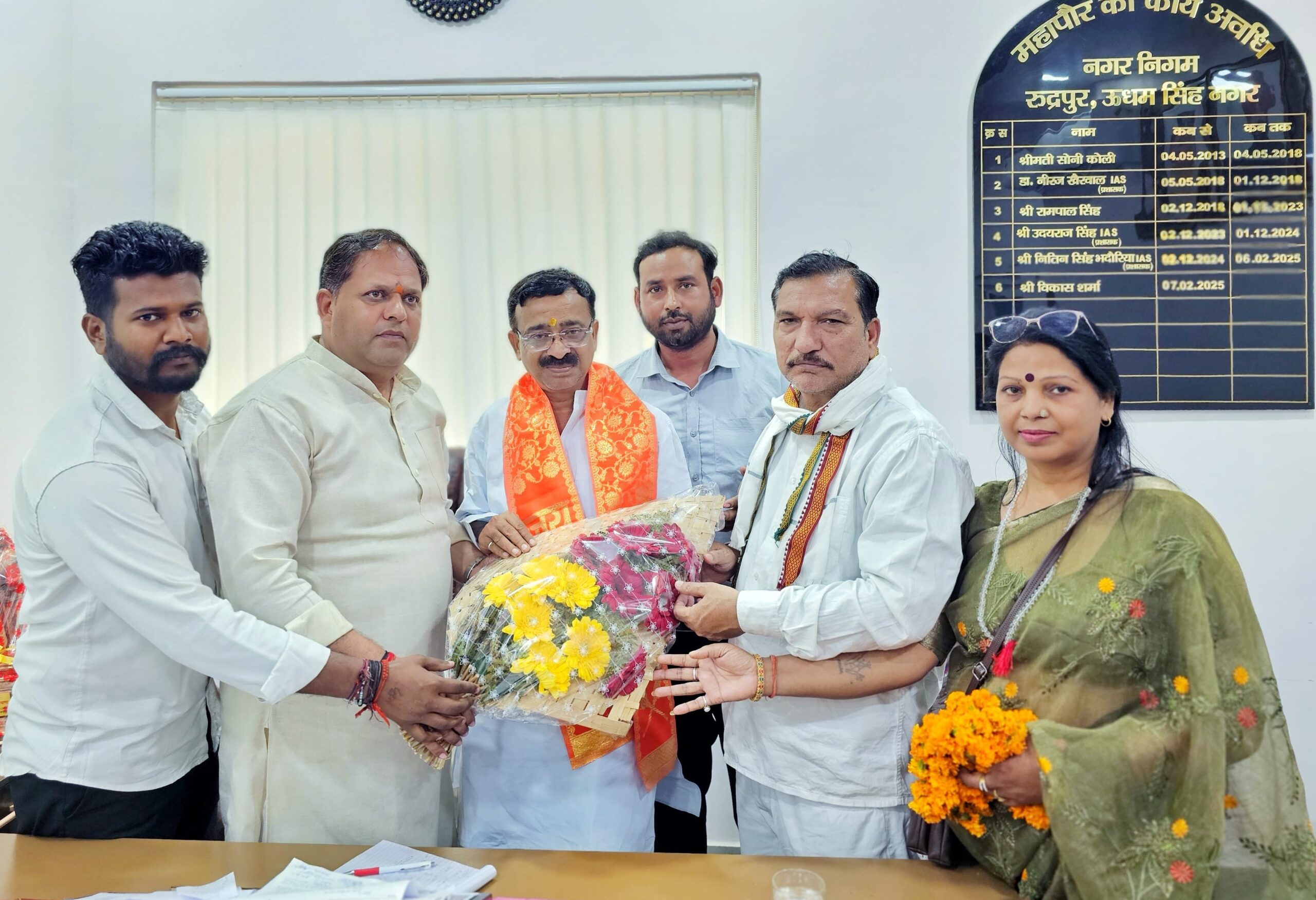 नगर निगम पहुंचने पर जिलाध्यक्ष कमल जिंदल का महापौर विकास शर्मा ने गुलदस्ता देकर किया स्वागत