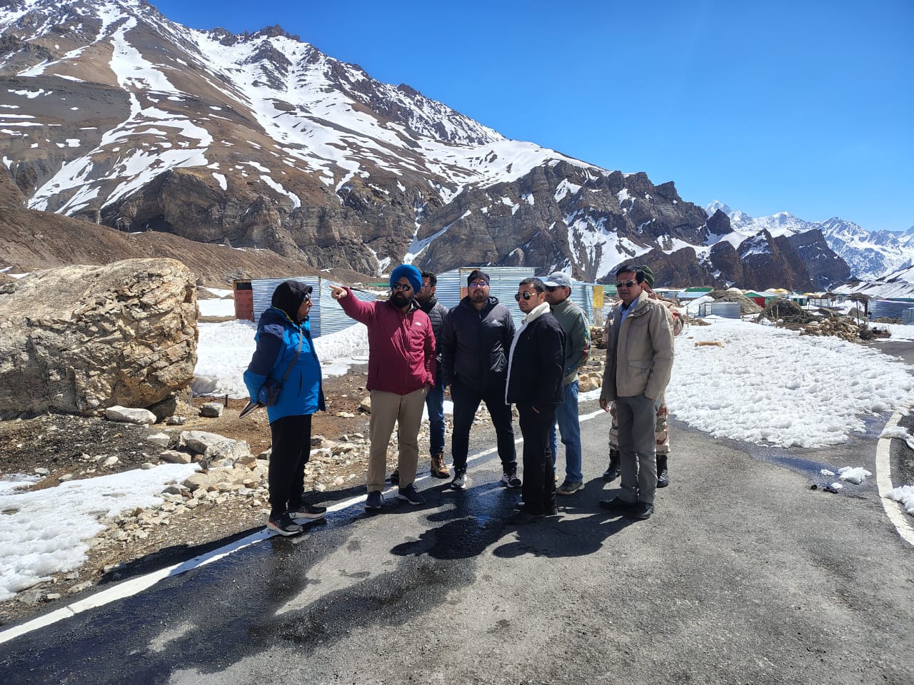 जिलाधिकारी विनोद गोस्वामी ने आदि कैलाश ओर ओम पर्वत यात्रा मार्ग का किया निरीक्षण