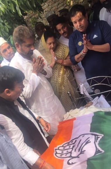 कांग्रेस के वरिष्ठ नेता आमिर हुसैन के निधन पर कॉंग्रेसजनो ने पार्टी का झंडा डालकर कर पार्थिव शरीर को दी श्रद्धांजलि