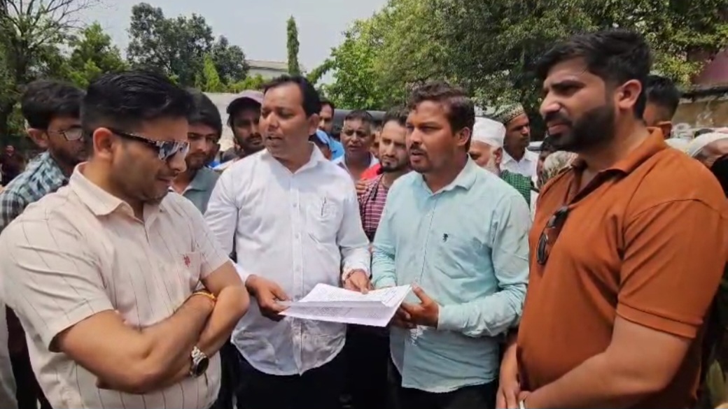 गौला नदी किनारे मलिन बस्तियों पर बुलडोजर की कार्रवाई को लेकर बस्ती निवासियों में फैला आक्रोश