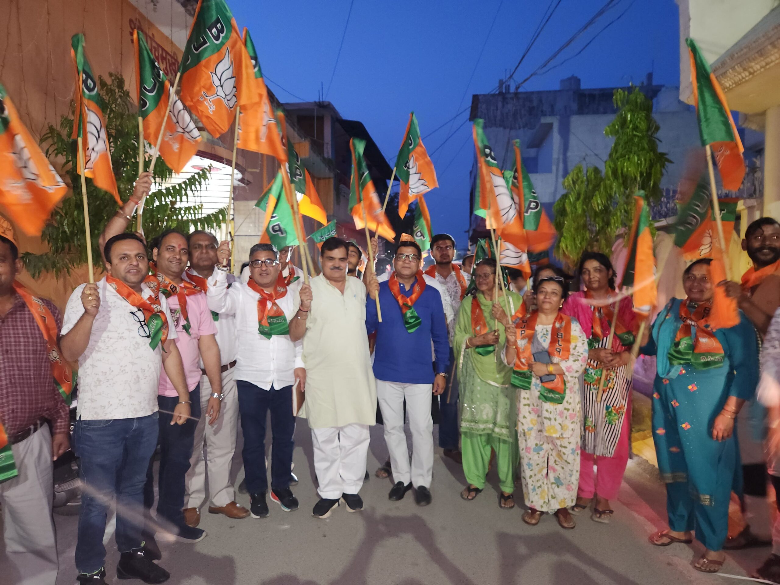 विधायक शिव अरोरा ने 'गांव चलो बस्ती चलो अभियान' के तहत बूथ पर चौपाल लगाकर लोगों की समस्याये सुनी 