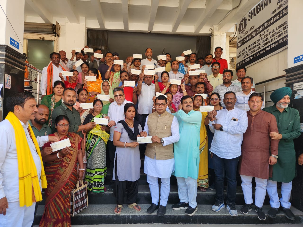 विधायक शिव अरोरा ने मुख्यमंत्री राहत कोष से जरूरतमंदों को सौपे आर्थिक सहायता के चैक