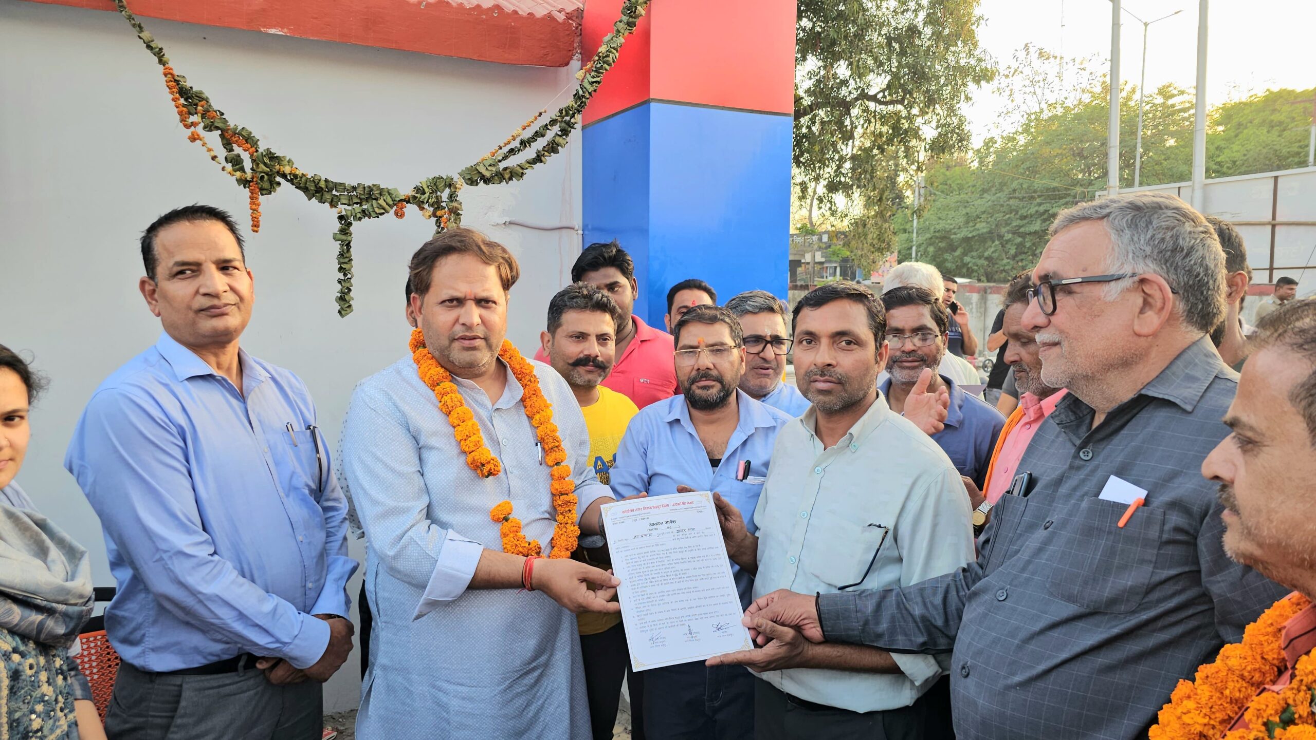 वेंडिग जोन में दुकानें मिलने से खिले लघु व्यापारियों के चेहरे, महापौर ने दुकानदारों को सौंपे आवंटन पत्र