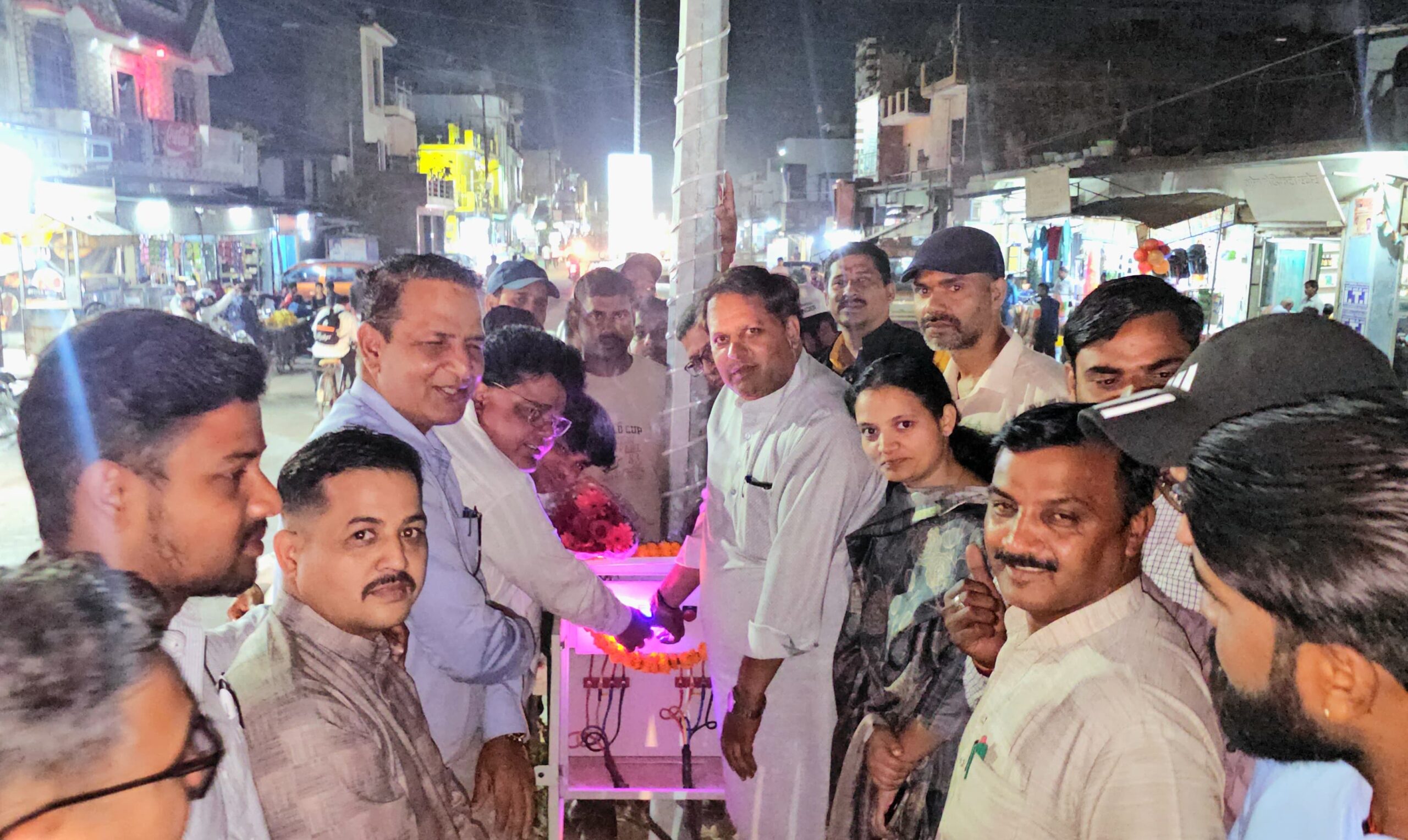 दूधिया रोशनी से चमका ट्रांजिट कैम्प मुख्य मार्ग, महापौर ने किया नई लाईटों का शुभारम्भ