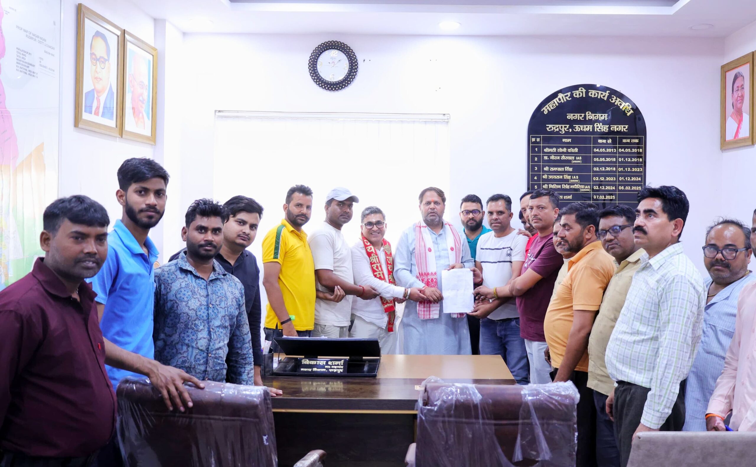 महापौर से खाली पड़ी भूमि पर पार्क बनाने की मांग, सुभाष कालोनी के लोगों ने सौंपा ज्ञापन