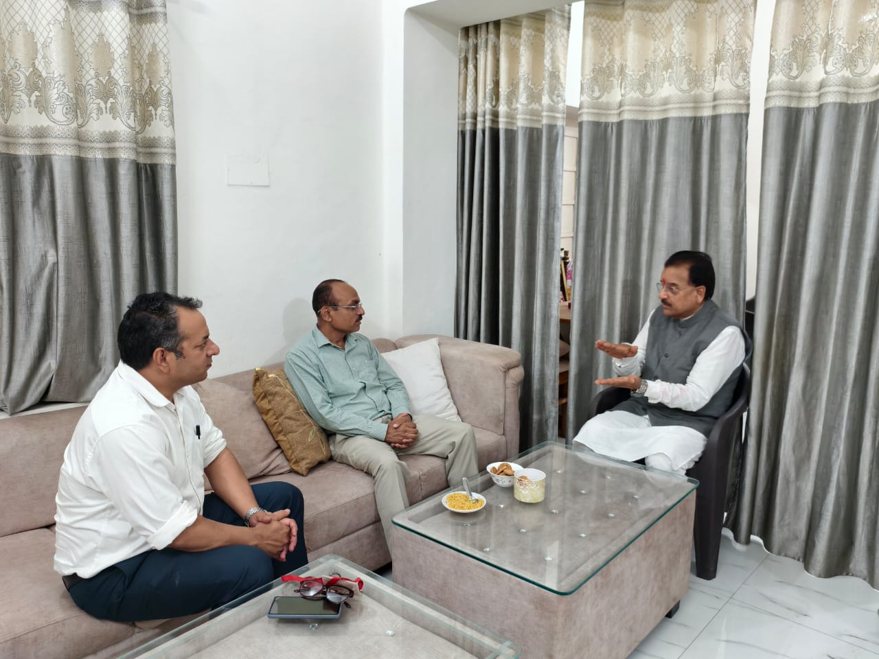 सांसद अजय भट्ट ने ईएसआईसी हॉस्पिटल के सुपरिटेंडेंट सहित अन्य डॉक्टरों के साथ बैठक करके दिये निर्देश