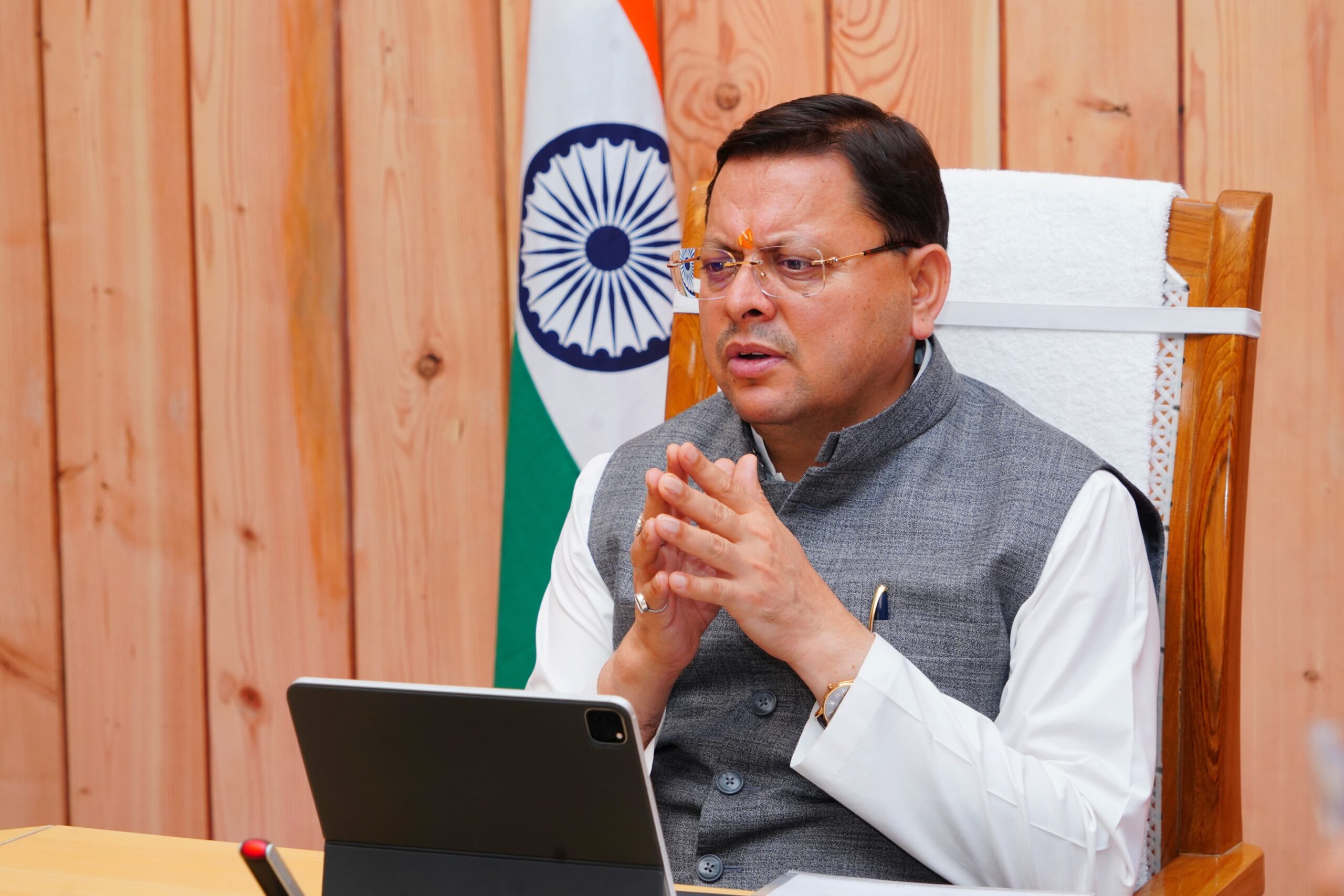 मुख्यमंत्री पुष्कर सिंह धामी ने केंद्र द्वारा जारी दिशा निर्देशों के क्रम में समीक्षा बैठक की