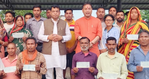 विधायक शिव अरोरा ने मुख्यमंत्री राहत कोष के आर्थिक सहायता के चैक बाटे