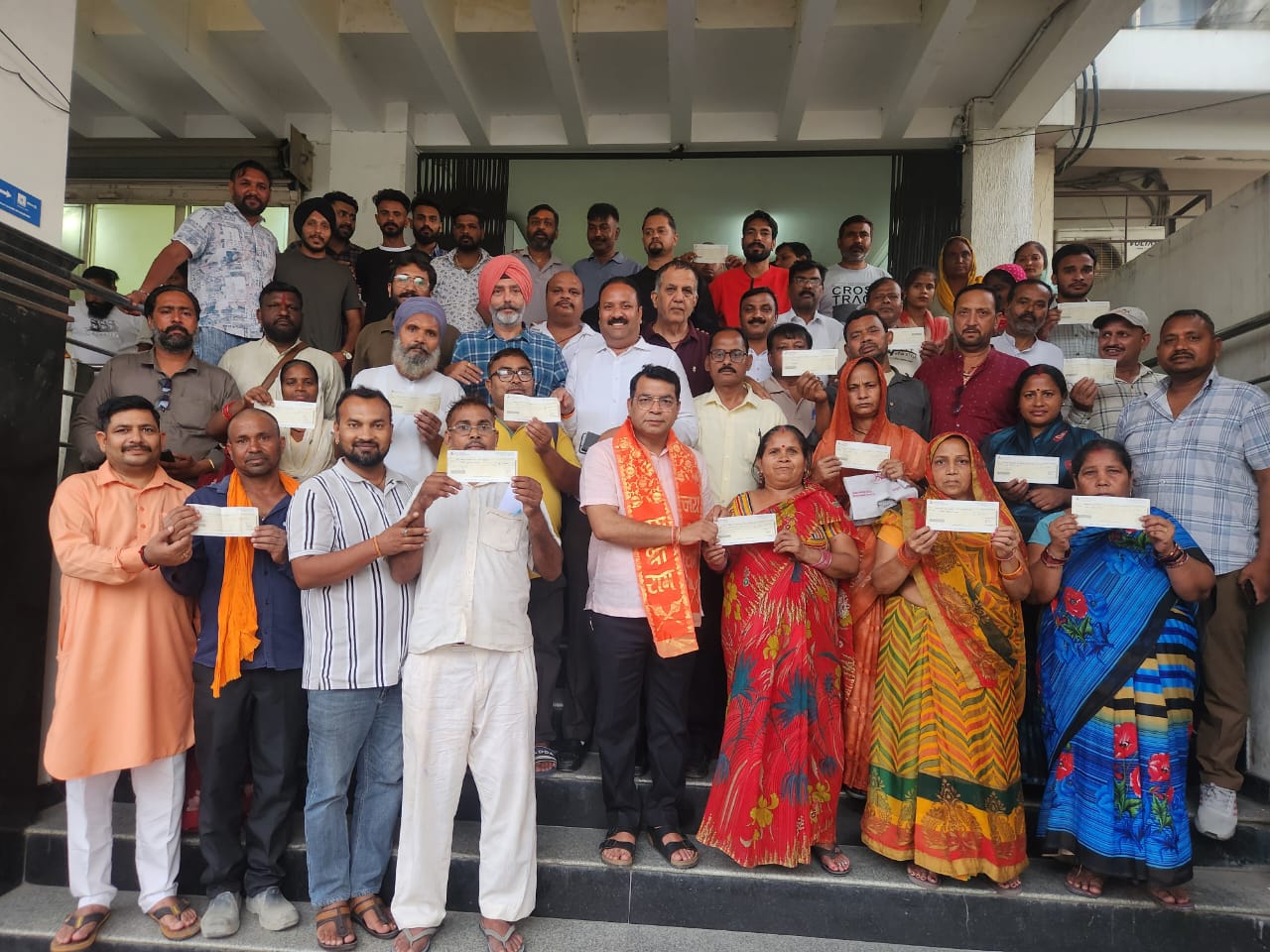 विधायक शिव अरोरा ने मुख्यमंत्री राहत कोष से मिले आर्थिक सहायता के चैक बांटे 