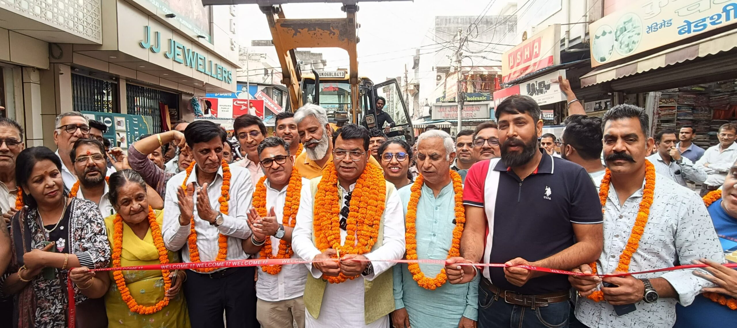 विधायक शिव अरोरा ने राज्य योजना से मुख्य बाजार स्वीकृत हॉट मिक्स मार्ग का फीता काटकर किया शुभारम्भ