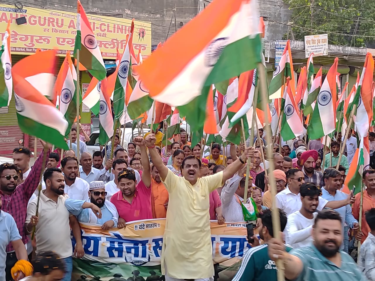 पूर्व विधायक राज कुमार ठुकराल के नेतृत्व में निकाली गई ’भारतीय सेना सम्मान तिरंगा यात्रा’ में भीड़ जुटी