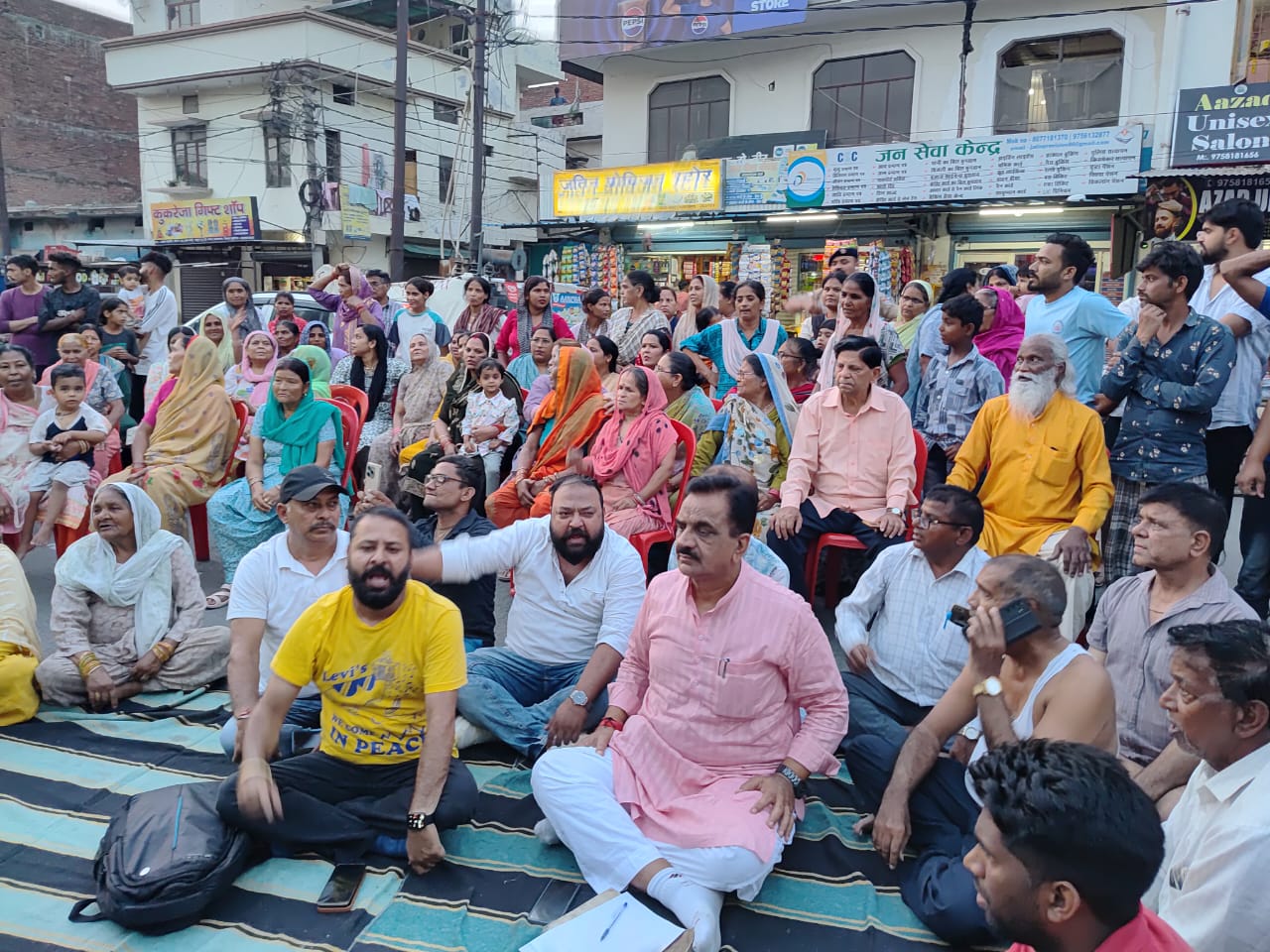 पूर्व विधायक राज कुमार ठुकराल का शराब की दुकान के खिलाफ सड़क पर धरना प्रदर्शन