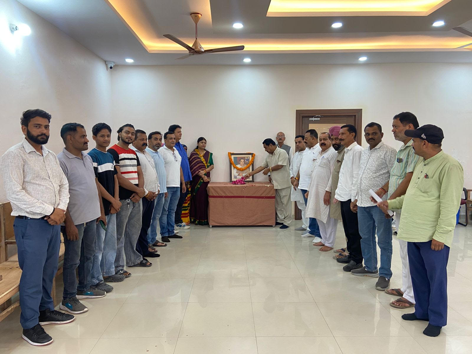 पूर्व प्रधानमंत्री स्व० राजीव गांधी की 34वीं पुण्यतिथि पर कांग्रेस कार्यकर्ताओं ने दी श्रद्धांजलि