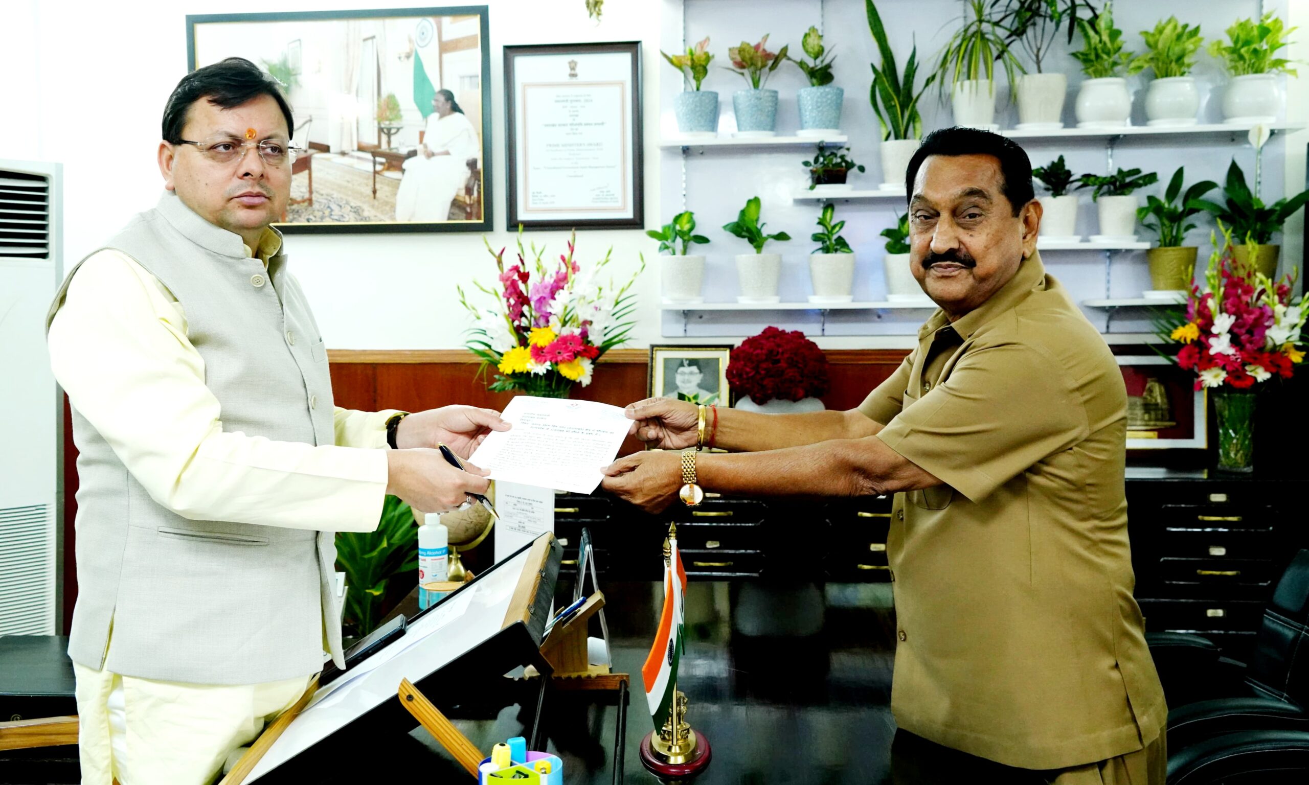 किच्छा विधायक तिलक राज बेहड ने मुख्यमंत्री से की मुलाक़ात करके धौराडाम और 5 प्रमुख विकास योजनाओ पर की चर्चा