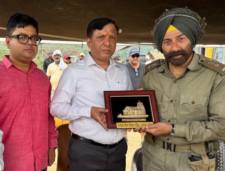 उत्तराखंड फिल्म विकास परिषद के मुख्य कार्यकारी अधिकारी बंशीधर तिवारी ने बॉर्डर-2 के सेट पर अभिनेता सनी देओल और निर्देशक अनुराग सिंह से की मुलाक़ात,