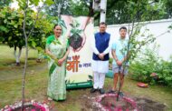 मुख्यमंत्री ने  एक पेड़ मां के नाम अभियान के अन्तर्गत अपनी माताजी के साथ किया पौधारोपण