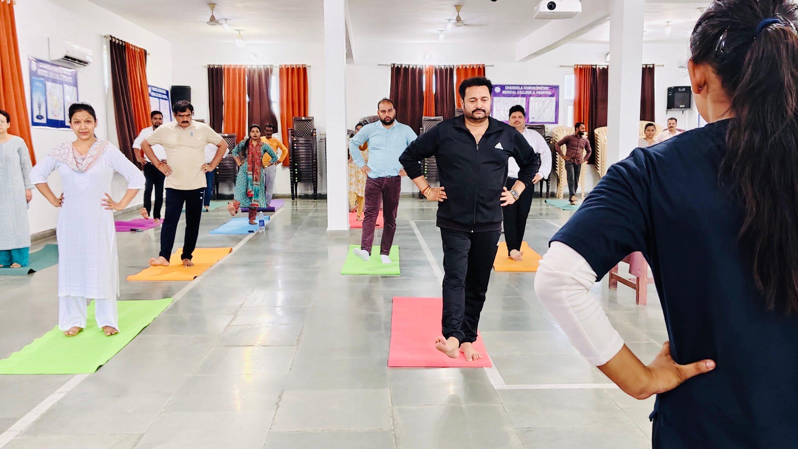 चंदोला होमियोपैथिक मेडिकल कॉलेज एंड हास्पिटल में योग दिवस मनाया गया 