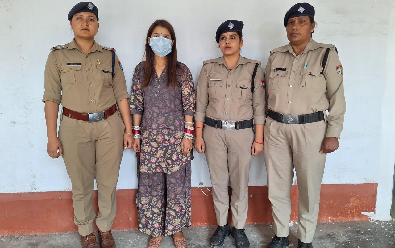 लुटेरी दुल्हन गिरफ्तार शादी के झांसे में फंसाकर करती थी लाखों की ठगी और ब्लैकमेलिंग