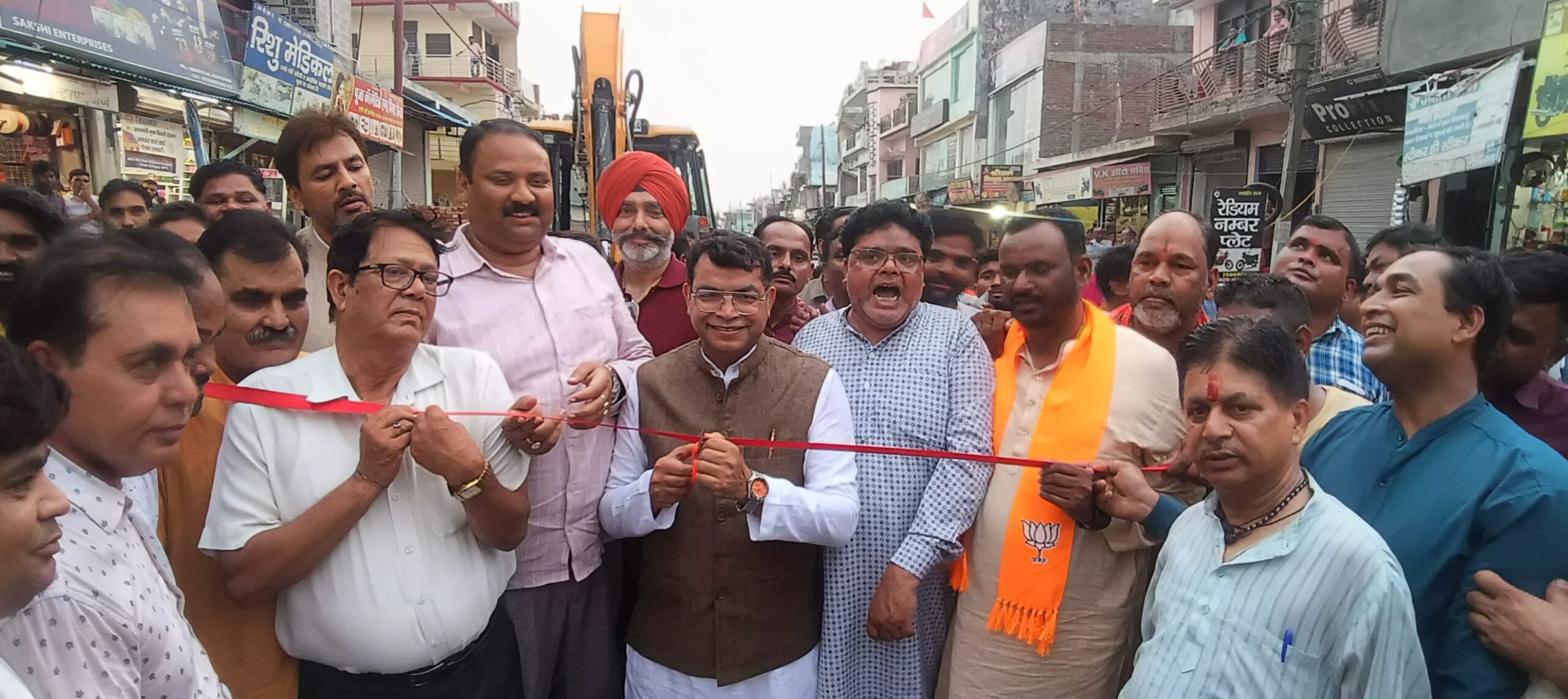 विधायक शिव अरोरा! ने ट्रांजिट कैंप चामुण्डा मन्दिर से झील तक दो करोड़ की लागत से बनने वाले मुख्य मार्ग का फीता काटकर किया शुभारम्भ