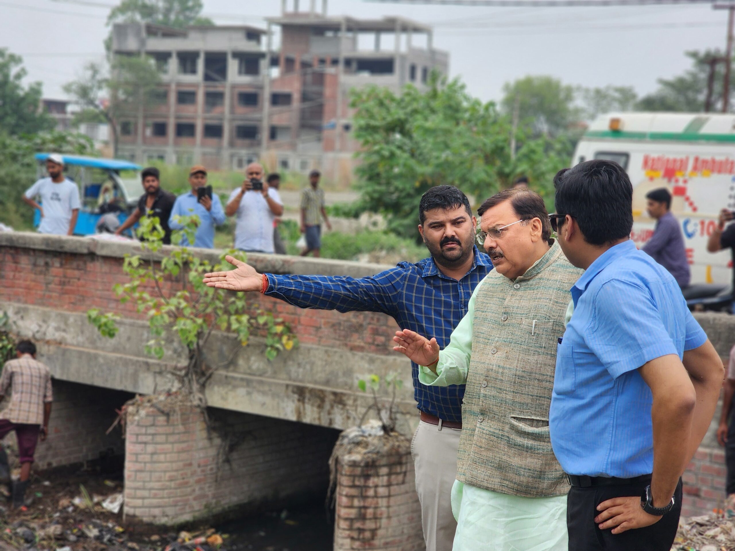 बरसात से पहले जलभराव की समस्या के स्थायी समाधान हेतु सफाई अभियान तेज, पूर्व विधायक ने किया स्थलीय निरीक्षण