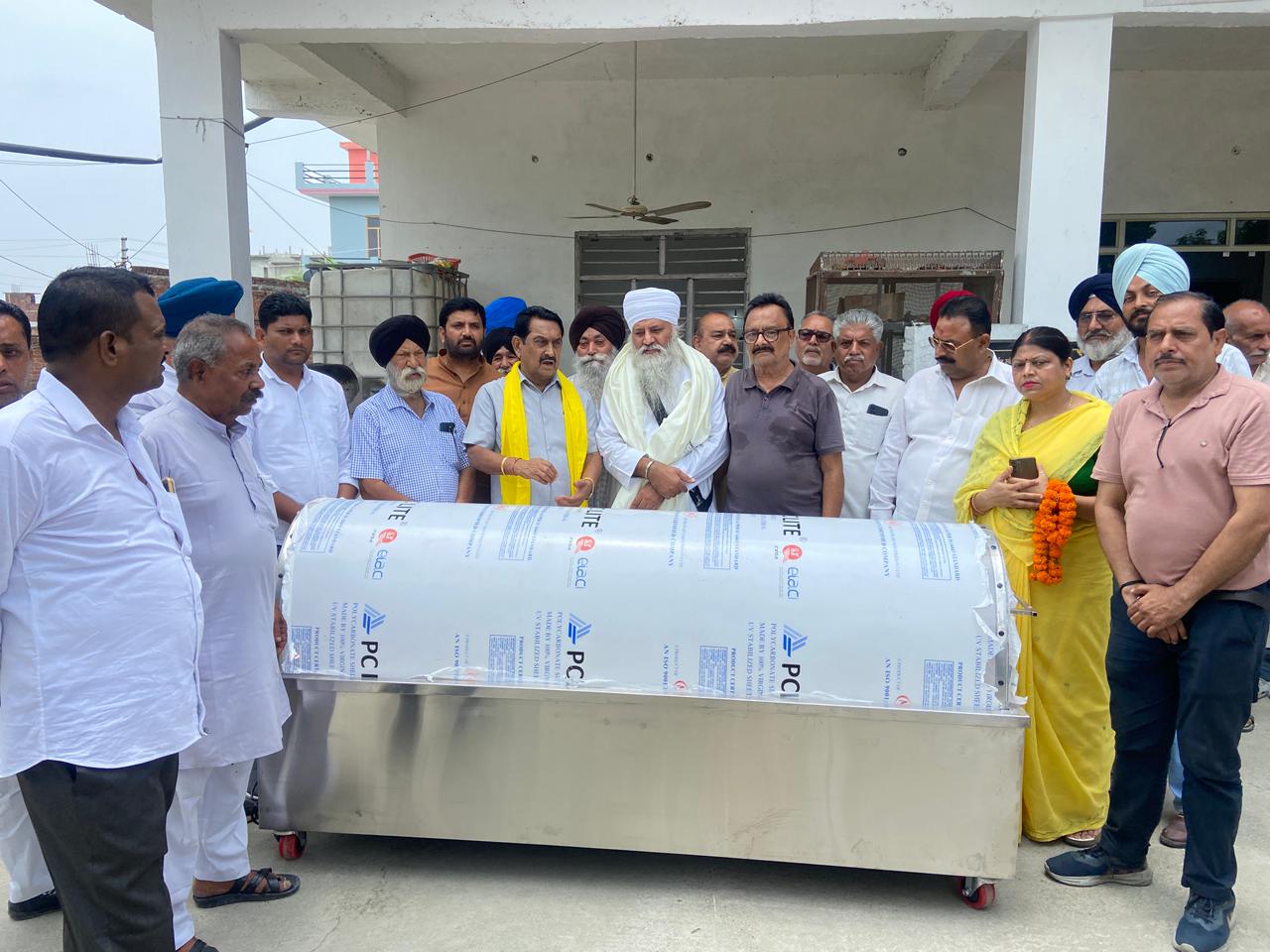 विधायक बेहड़ ने लालपुर क्षेत्र में शव रखने हेतु गुरुद्वारा नानकपुरी ठाठ में विधायक निधि से रखवाया फ्रीजर