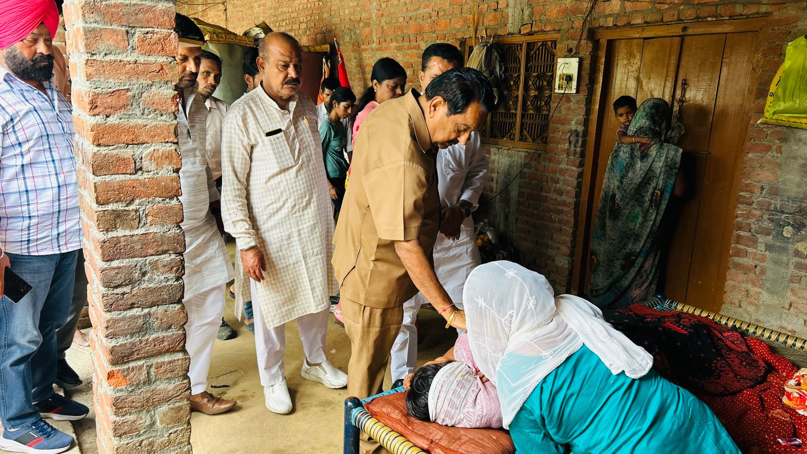 विधायक बेहड़ ने ग्राम बरा में हल्द्वानी नहर में गिरकर जान गंवाने वाले 4 लोगो के परिजनों से मिल शोक व्यक्त किया