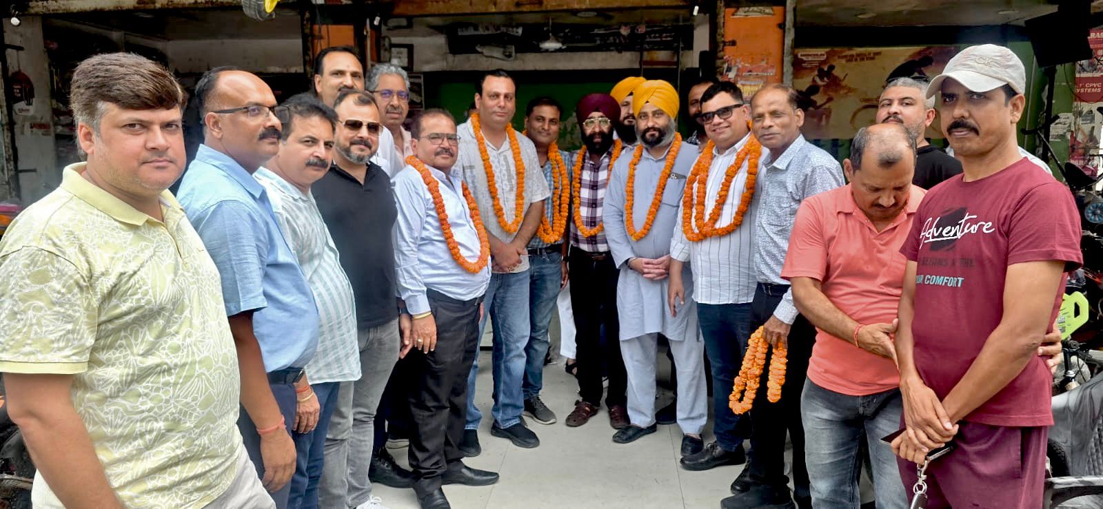 देवभूमि व्यापार मंडल के जिलाध्यक्ष गुरमीत सिंह ने विजय अरोरा को अध्यक्ष, नितिन फुटेला को महामंत्री और अंकुर अग्रवाल को कोषाध्यक्ष नियुक्त किया