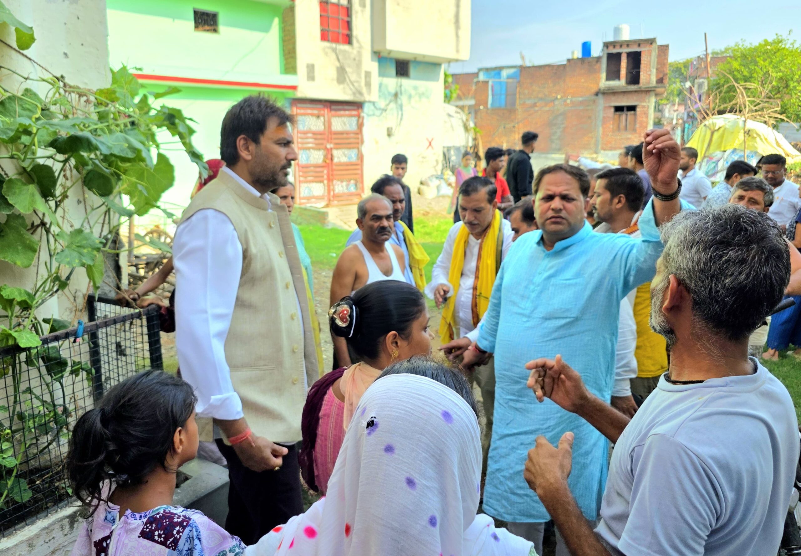 महापौर विकास शर्मा ने जगतपुरा में पैदल भ्रमण कर लिया समस्याओं का जायजा