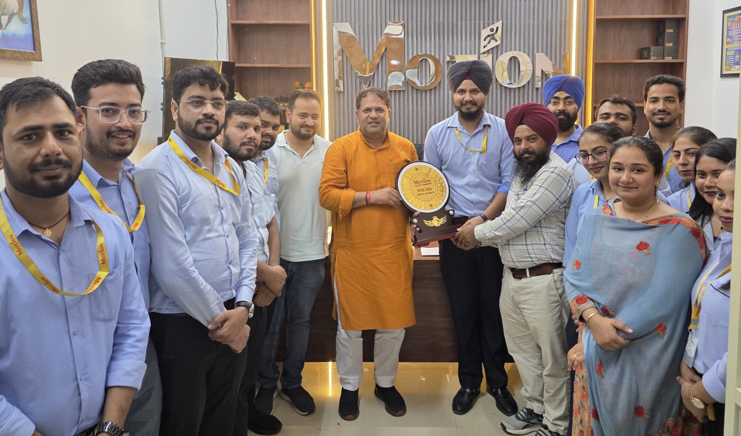 महापौर विकास शर्मा ने नीट परीक्षा में सफलता प्राप्त करने वाले विद्यार्थियों को किया सम्मानित