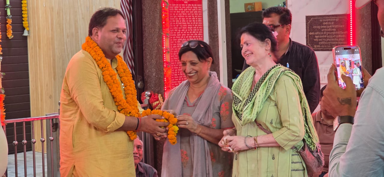 मेयर विकास शर्मा ने मॉडल कॉलोनी के लोगों से किया संवाद, दुर्गंध की समस्या के निदान पर की चर्चा