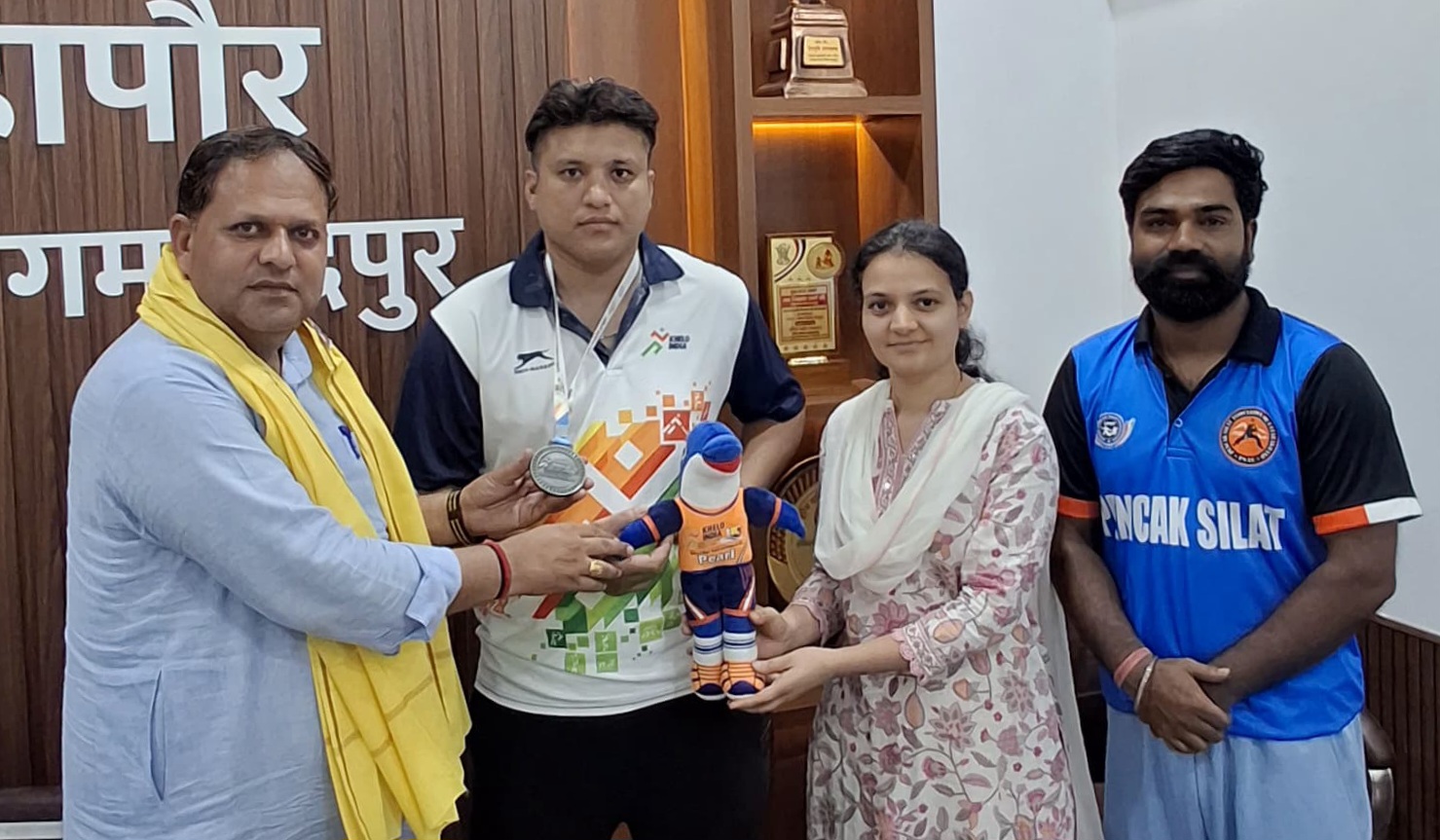 पदक विजेता खिलाड़ी को महापौर ने किया सम्मानित