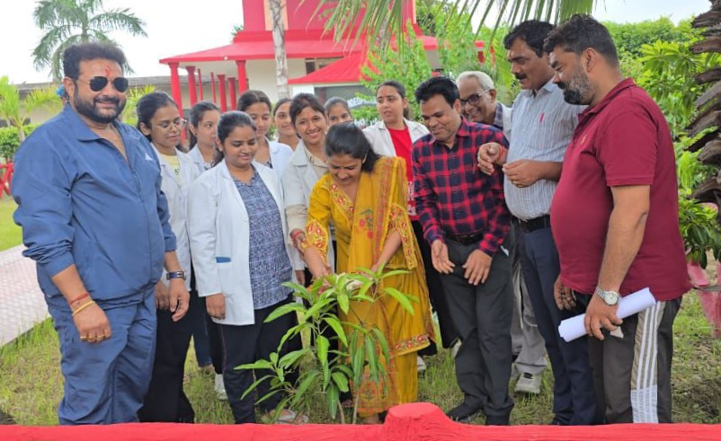 चंदोला होम्योपैथिक मेडिकल कॉलेज व वसुंधरा नर्सिंग एंड पैरामेडिकल कालेज में बृक्षारोपण करके मनाया गया हरेला पर्व