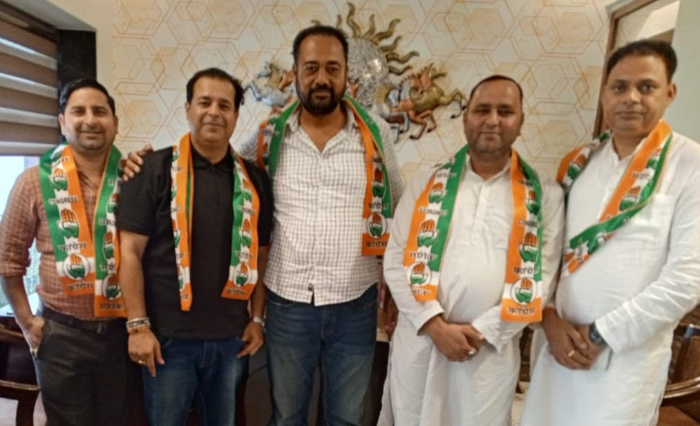 भाजपा को झटका, निवर्तमान क्षेत्र पंचायत सदस्य रोशन सिंह समर्थकों सहित कांग्रेस में शामिल