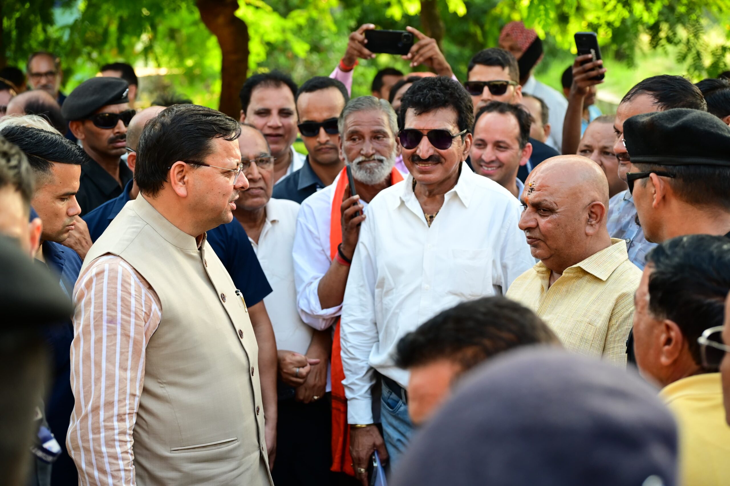 मुख्यमंत्री पुष्कर सिंह धामी ने लोक निर्माण विभाग अतिथि गृह में जनता की समस्याएं सुनी