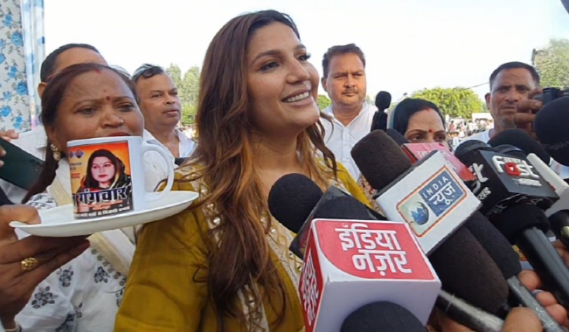 रेनू गंगवार के समर्थन में सपना चौधरी का भव्य रोड शो, बाद में की जनसभा उमड़ी भारी भीड़