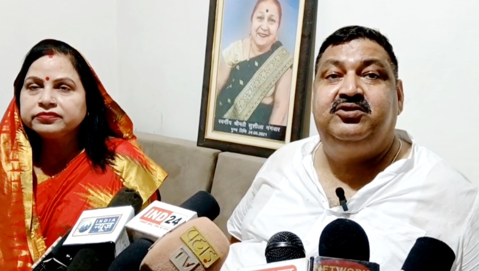 भंगा की हॉट सीट पर रेनू गंगवार के पक्ष में पति सुरेश गंगवार भी समर्थन में मांग रहे है वोट